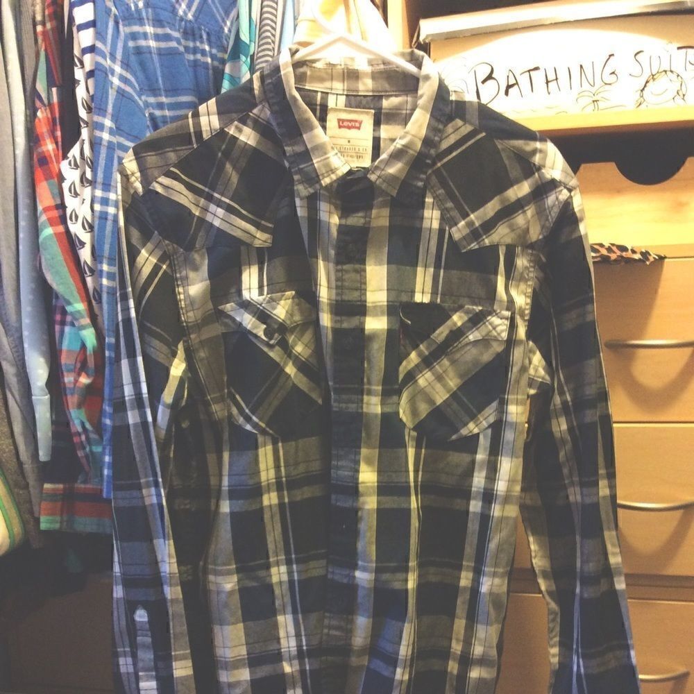 Men’s Levi’s shirt with pockets Small